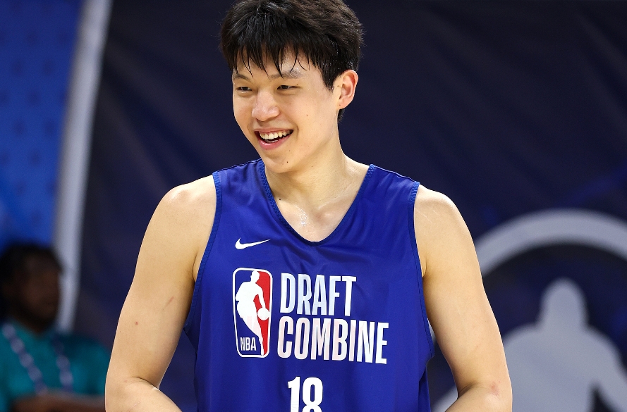 媒体人称赞杨瀚森夏联首秀表现：长江后浪催前浪，这个开局太梦幻了